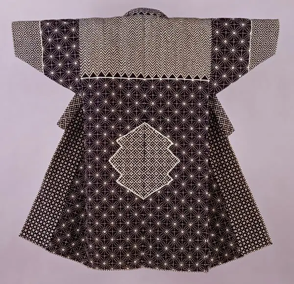 cotsen_japanese-coat Japanese Cotsen coat with both wavy and symmetrical patterns in black and white